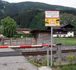 Warnschild an einem nicht öffentlichen Bahnübergang der Zillertalbahn; 08.06.2018