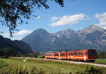 R 150 (Mayrhofen im Zillertal - Jenbach Zillertalbahn) in Form einer VT-Einheit fährt bei Schlitters gering verspätet Richtung Zielbahnhof, 28.09.2018.