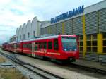 Steuerwagen VS5 zieht den Zug aus Mayrhofen in den Jenbacher Bahnhof, als Schublok dient D16; 080630