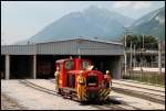 sterreichurlaub 2008 - Zillertalbahn: Die D12  Helli 1  fhrt nach den Rangierarbeiten mit ihrem Personal zu den nchsten Wagen. Aufgenommen am 03.September 2008 in Jenbach.