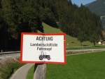  Achtung Landwirtschaftliche Fahrzeuge! -Schild, in Zillertal. Und ein alte Traktor ist auch zum sehen:-) 20.09.2010