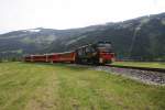 Seit dem Winter fhrt die D15 schon in Schwarz und macht Werbung fr das Zillertal. Hier ist sie am 17.5.2011 mit einem Regionalzug von Jenbach nach Mayrhofen, kurz vor dem bahnhof Zell am Ziller unterwegs. Auf dieer Seite wird Werbung fr den Sommer gemacht, auf der anderen fr den Winter.