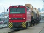 D14 mit 4 beladenen Schnittholzwagen bei der Durchfahrt 
Bhf. Fgen-Hart 2006-03-22