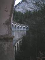 Das größte Viadukt auf der Semmeringstrecke - die  Kalte Rinne  am 3.12.2004