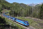 Herrlichstes Semmeringpanorama mit RJ-557 und 1216.233 und der Rax im Hintergrund bei Breitenstein. 28.5.17