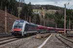 1216 025 mit Railjet in Breitenstein am 14.12.2017.