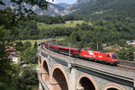 Eine der letzten  Italien-Fahne  1216er,die 011 bespannte am 4.8.18 den RJ-133 am Schwarzatal-Viadukt in Payerbach/R.