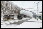 Es war anscheinend die letzte Winterdampffahrt über den Semmering, bei der die B&B Dampflok 50.1171 von Wien FJB. nach Mürzzuschlag unterwegs war, hier zu sehen bei der Durchfahrt in Schlöglmühl.
6.1.2017