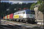 1142.578 fährt am 5.06.2019 mit einen Güterzug durch en Bahnhof Semmering.