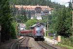 1116 240-3 fährt am 12.Juli 2015 durch die Haltestelle Wolfsbergkogel.