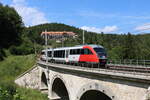 Ein Desiro auf Abwegen war am 9.8.2021 der 5022 051 als SLPNV83265 von Wiener Neustadt nach Graz Hbf hier beim kurzen Halt vor dem Einfahrsignal von Semmering mit dem prächtigen Kurhaus Semmering