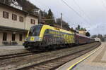 Für den Österreichischen Automobil und Touring Club ÖAMTC wirbt die 1116 153 die am 6.1.2022 mit dem RJ559 von Flughafen Wien nach Graz Hbf einen kurzen Aufenthalt im Bahnhof Semmering