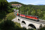 Die 1142.694 und 1144.254 beförderten am 24. September 2021 den Hackschnitzelzug G 53513 von Schwarzenau nach St. Michael über den Semmering.  Bei Wolfsbergkogel schlängelt sich der schwere Ganzzug zum Scheitelpunkt der Strecke hinauf.