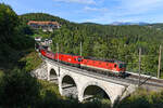 Regelmäßig zur Mittagszeit läßt sich ein kurzer Schrottzug am Semmering blicken. Am 24. September 2021 brachten diesen die 1144.121 und die 1116.145 über den Berg. Bei der Durchfahrt der Haltestelle Wolfsbergkogel gelang mir ein Foto. Im Hintergrund sieht man das aktuell ungenutzte Kurhotel Semmering und das Bergmassiv des Schneebergs. 