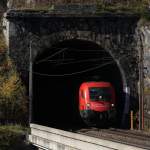 Am 25.10.12 rollte ein Gterzug langsam auf das Signal hinter dem Krausel Klause Viadukt zu.
Nach nherem Betrachten erkannte ich die 1116 147, die fr den Abriss des Wiener Sdbahnhofs wirbt.
Hier ist die Lok bei der Ausfahrt aus dem Polleros-Tunnel bei Breitenstein.