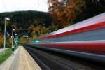 Die lngste Flagge sterreichs - Der Flaggenzug :
BB Railjet Garnitur 49 fhrt am 27.10.12 durch den Haltepunkt Kb an der Semmeringbahn.
Da das Licht total hinter den vielen Wolken verschwand und es finster wurde, entschied ich mich fr eine Langzeitbelichtung.