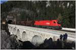 An ein paar Fotografen vorbei, rollt 1116 279 mit einem Gterzug ber die Krausel Klause in Richtung Breitenstein.