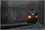 1116 237 fhrt mit der lngsten Fahne sterreichs als RJ 654 von Graz nach Wien Meidling. 
Rumplergraben nahe Breitenstein 1.12.2012