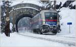 Werbelok 1116 250  Polizei  fhrt mit RJ 652 (Graz Hbf - Wien Meidling) durch den 13,82 m langen Krausel Tunnel.
Breitenstein 19.1.2013