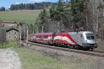 1116 249 (lngste Fahne sterreichs) ist am 15.04.2013 als RJ650 bei Klamm-Schottwien zu sehen.