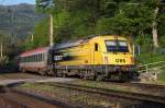 1216 210 fhrt am 9.05.2013 mit EC278 in den Bahnhof Breitenstein ein.