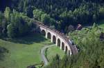 Ein Gterzug mit einer Adria-1216 rollt am 9.5.2013 ber den Adlitzgrabenviadukt talwrts.