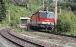 1144 044 als Zuglok vor einem Gterzug passiert gerade den Bahnhof Klamm Schottwien auf dem Weg zum Semmering, September 2013