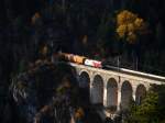 Sisi Lok (470 501) mit einem Gterzug kommt aus dem Polleroswand-Tunnel, und berquert durch das Krausel-Klause Viadukt. 22.10.2013.