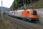 1216 901 und 1216 921 mit Gterzug bei Spital am Semmering am 31.10.2013. Als dritte Lok dieses Zuges wurde die 189 843 kalt mitgeschleppt.