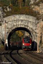 1116 225 durchfhrt am Morgen des 25.10.13 den 14 Meter langen Krausel Klause Tunnel nahe Breitenstein.
