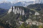 Vor dem Bergmassiv der Rax um Fuße der Polleroswand fährt 1116.249 (Lange Fahne) über den Krauselkauseviadukt der Semmeringbahn.