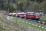 1116 200 mit der Lange-Fahne-Garnitur als Railjet beim Unterwerk Semmering am 26.04.2016.