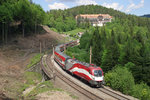 Lange-Fahne 1116.249 mit RJ-559 beim neu ausgeschnittenen Streckenabschnitt am Wolfsbergkogel.