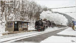 Die Brenner & Brenner Dampflok 50.1171 fährt mit dem Sdz 14276 von Wien FJB nach Mürzzuschlag zum  Winterdampf am Semmering  hier bei der Durchfahrt in Schlöglmühl.  
6.1.2017