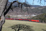 Die Schatten des kahlen Winterbaumes zeigen auf den RJ-653 mit 1116.160 bei der Apfelwiese am Eichberg.