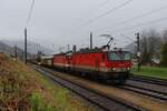 Regnerisch war das Wetter am 18.4.2025 im Gesäuse und dennoch kämpften sich die 1144 094 und die 1144 252 mit einem schweren Güterzug von Graz Vbf nach Linz Vbf hier beim Kreuzungshalt