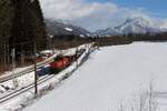 Die 1063 016 fährt kurz vor dem Bahnhof Frauenberg an der Enns mit einem kurzen Verschubgüterzug von Admont kommend ihrem Ziel Selzthal entgegen.
Der 2224m hohe Große Buchstein überragt das noch offene Ennstal.