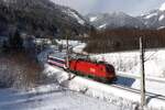 Mit dem Maschinentechnischen Messwagen fährt am 18.2.2026 die 1116 108 von St.Veit an der Glan nach Kleinreifling hier bei der Ausfahrt aus dem Bahnhof Frauenberg an der Enns.