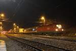 Am verregneten 6.2.2026 wartet die 1016 010 mit der  Rollenden Landstraße  von Maribor Tezno nach Wels Terminal in Kleinreifling auf die Weiterfahrt nach einer Zugkreuzung.