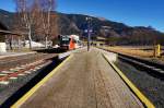 Blick über den Bahnsteig vom Bahnhof Kötschach-Mauthen. Auf Gleis 1 wartet 5022 032-4 um in zwei Stunden als R 4814 nach Villach Hbf zu fahren.
Dieser barrierefreie, 55cm hohe Bahnsteig wurde erst 2010 errichtet.
Wenn es nach den ÖBB und dem Kärntner Landesverkehrsrat Rolf Holub geht, soll dieser Bahnhof ab Fahrplanwechsel 2016/2017 im Gestrüpp einwachsen.

Aufgenommen am 27.12.2015 (Blick Richtung Hermagor)
