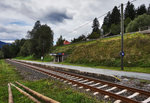 Blick auf die Haltestelle Watschig, am 6.9.2016.
Im Vordergrund sieht man noch zwei nagelneue Holzmasten. Klar so drei Monate vor der Betriebseinstellung muss man halt doch noch ein paar Kleinigkeiten erneuern. Die Strecke soll ja auch nicht komplett heruntergekommen in den Ruhestand gehen ;-)