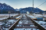 Blick von der Einfahrtsweiche in Richtung des Bahnhofs Kötschach-Mauthen.
Aufgenommen am 22.1.2016.

Keine Sorge wegen des Standorts, die Strecke ist momentan offiziell außer Betrieb.
Solange keiner die von den ÖBB, mit Holzschwellen errichtete Barriere in Hermagor durchbricht, braucht man sich hier nicht vor einem Zug fürchten ;-)