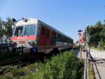 5047 078-0 passiert als R71_3478 nächst der Haltestelle Bad-Ried eine Schrankenanlage mit Läutwerk; 250807