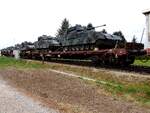 Rs-uu 31 81 3908 541-5, sowie 3 weitere Gattungsgleiche Waggons sind jeweils mit zwei Panzer beladen; und wurden gerade von der Kaserne Ried abtransportiert; 260330