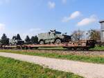 Sdmrrs 31 81 493 500-7, beladen mit zwei Radfahrzeugen des �sterr.