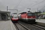 Am verregneten 02.10.2019 trifft 1044 026 mit ihrem IC von Graz nach Salzburg im Bahnof Schladming auf einen 4024 nach St.