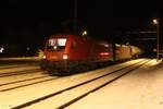 Tief in der Nacht am 21.1.2026 sind die 1116 144 und die 1293 009 mit einem schweren Kesselwagenganzzug von Ingolstadt in Eben im Pongau angekommen.
Hier wird das Nachschiebetriebfahrzeug 1144 074 abgekuppelt und die Fahrt geht weiter nach Graz Vbf.