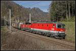 1144 208 + 1063 019 (geschleppt) mit Güterzug zwischen Bruck/Mur und Pernegg am 31.10.2018.
