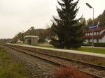 Sinnersdorf gehört zwar politisch zur Steiermark, ist jedoch fast gänzlich von burgenländischem Landesgebiet umschlossen. Hier die Haltestelle von Sinnersdorf mit Blickrichtung Oberwart, Oktober 2010