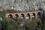 2x1144 mit Güterzug fahren am 23.11.2017 durch den Weinzettelwandtunnel bei der Galerie.Das Bild entstand von der Aussichtswarte am Doppelreiterkogel mit Verwendung eines Teleobjektivs.